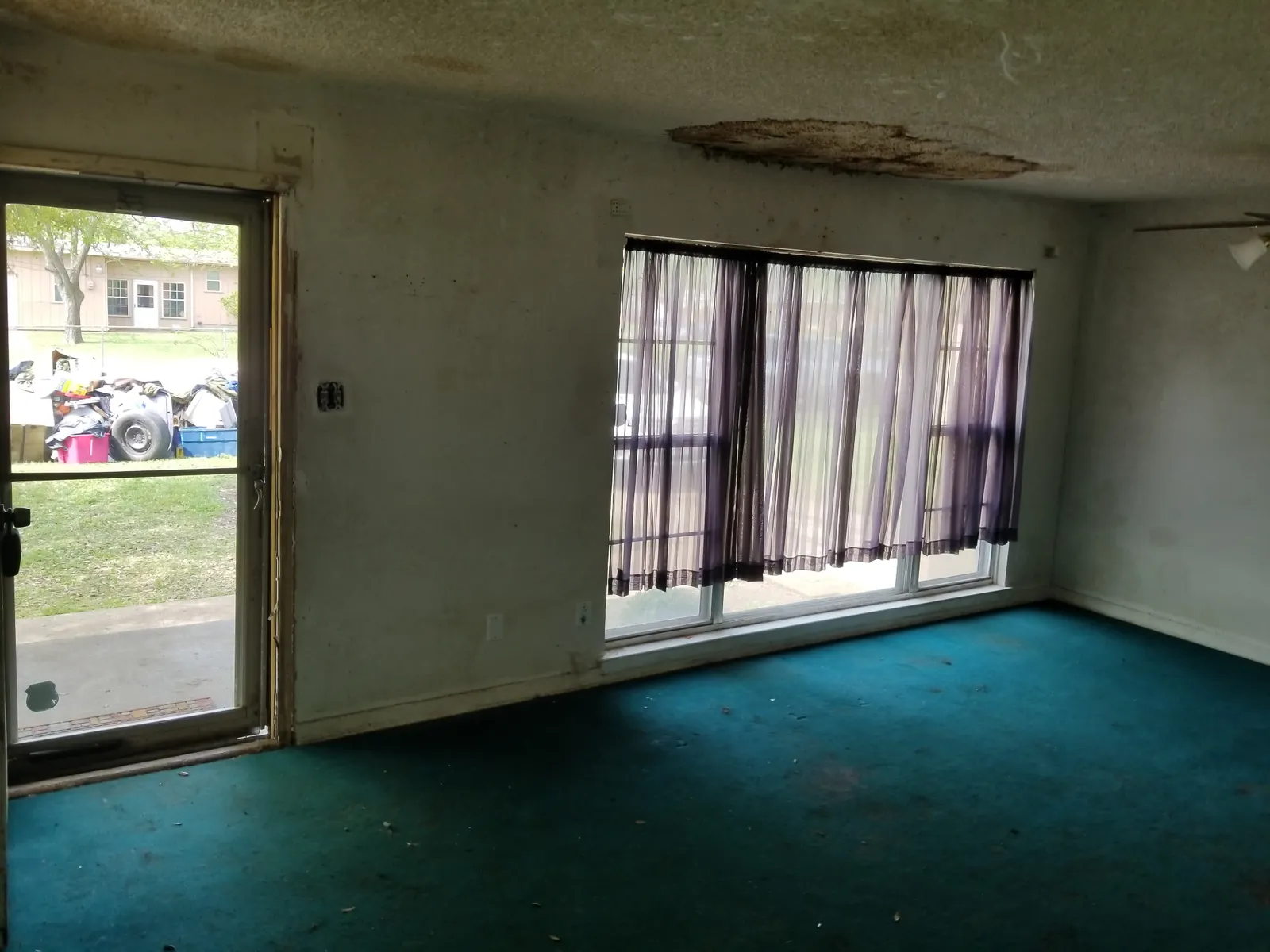 Living room with a full-width window wall — before renovation